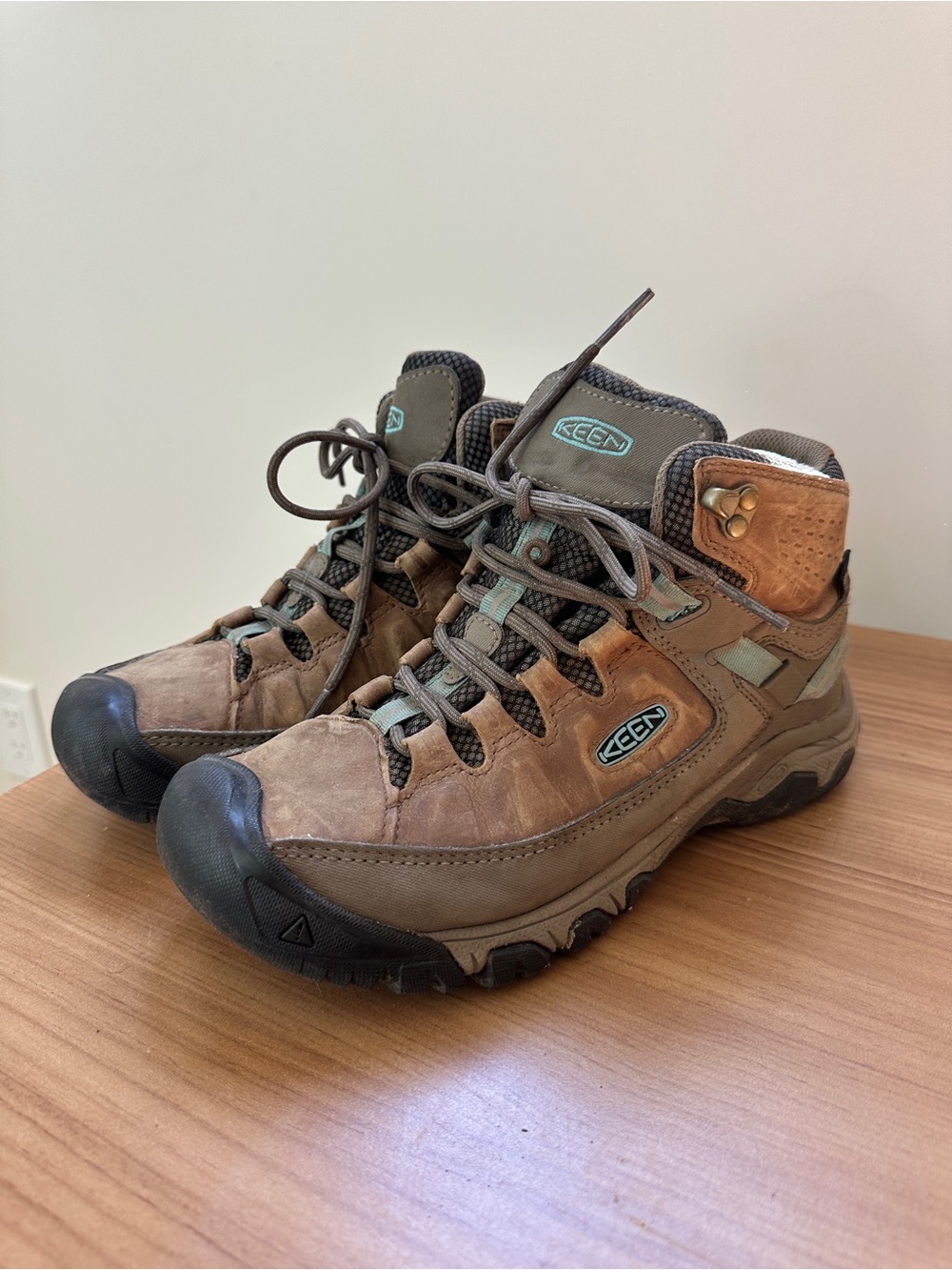 KEEN Women’s Targhee Waterproof Hiking Boot - Picture 2 of 8